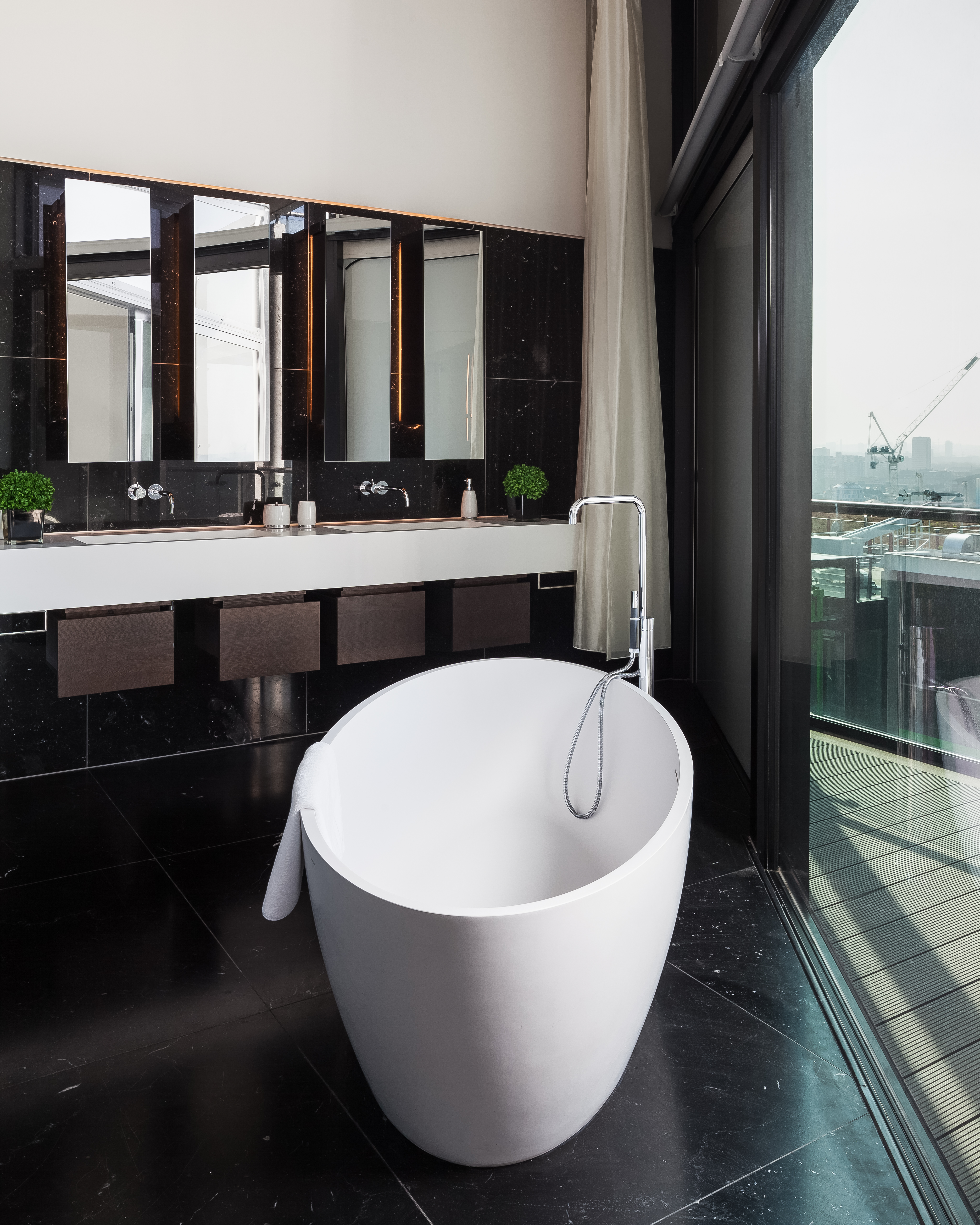bathtub with a view over London