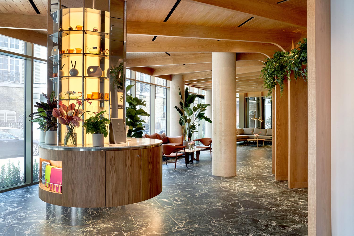 In the lobby of the hotel, Aosta Green Marble adds a discreet and sophisticated touch of luxury.