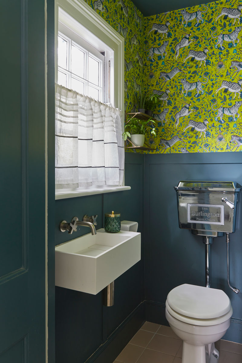 Cloakroom with patterned wallpaper, sink and W.C