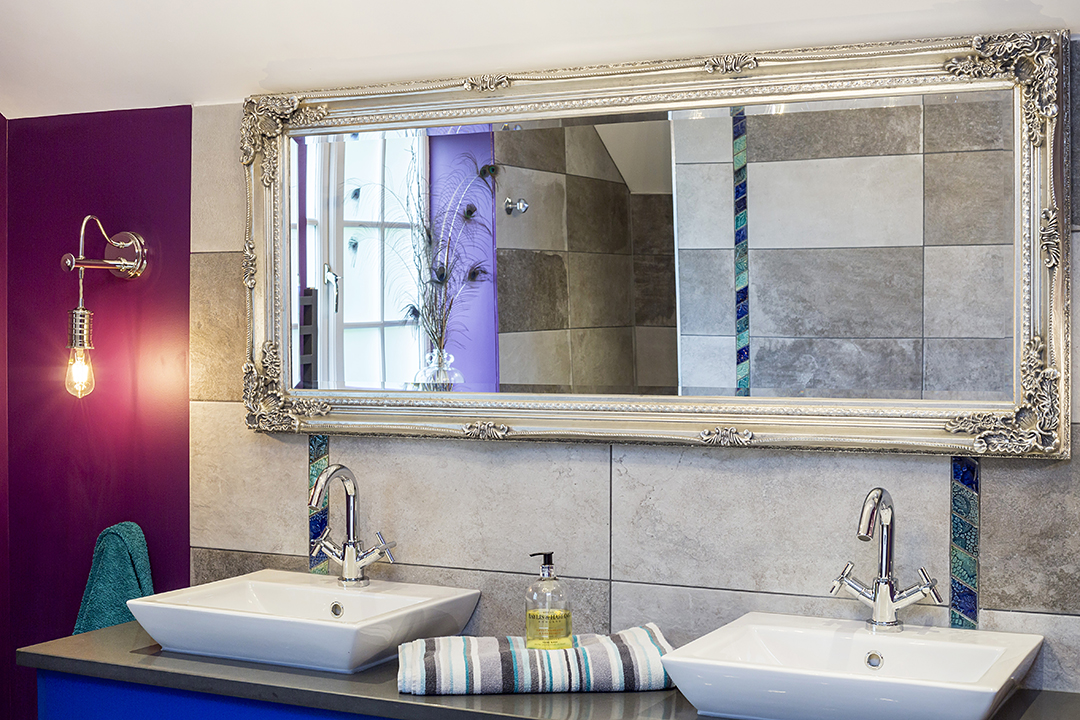 Double sinks in en-suite