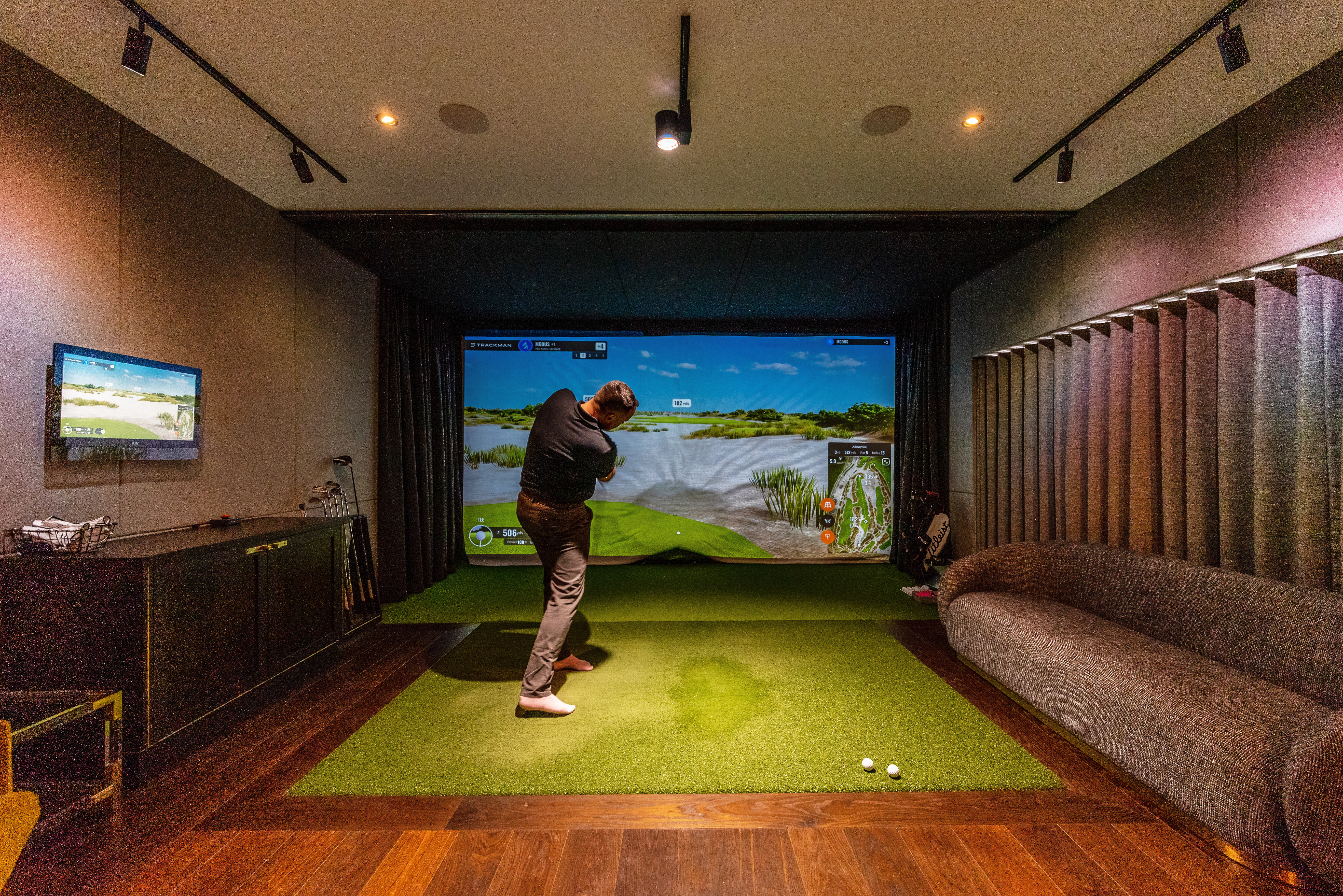 Golf Simulator & Bar