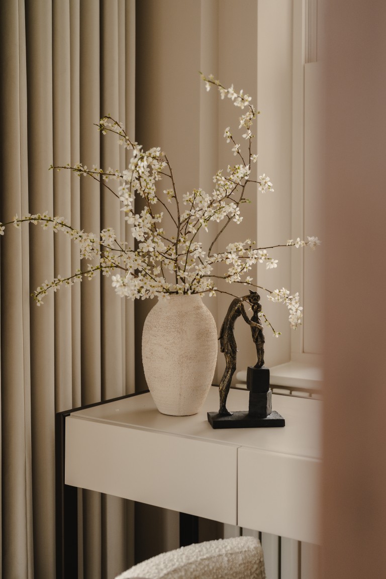 Decorative Vase Feature