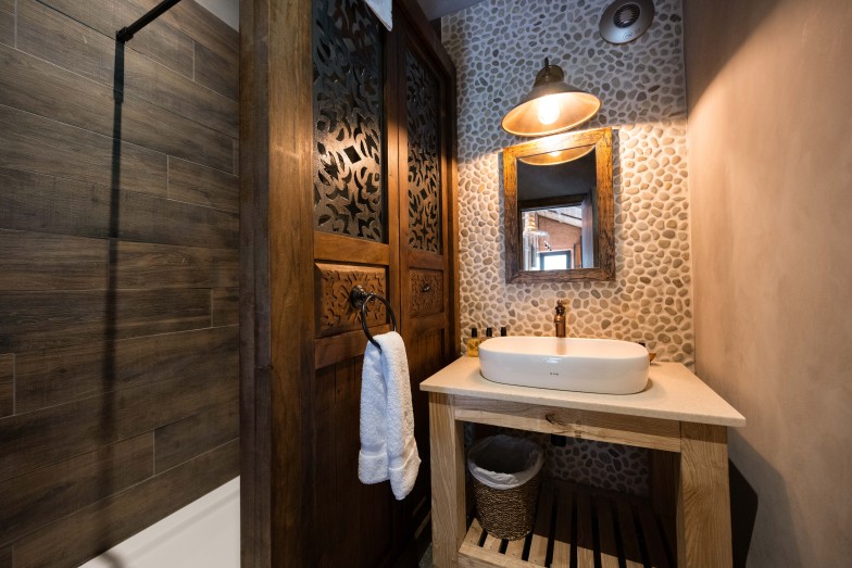 Lion Lodge Bathroom