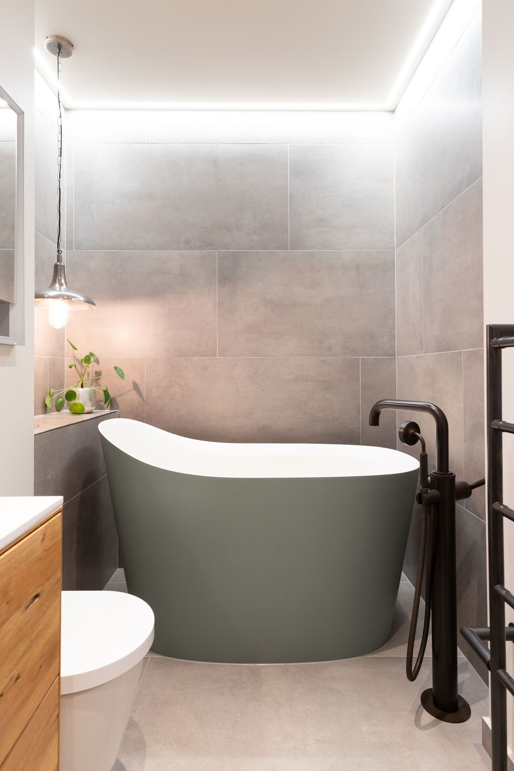 Beautiful small stand alone bathtub 