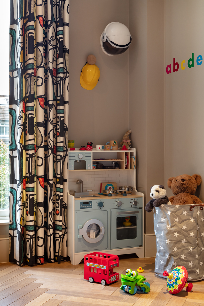 Children's play kitchen