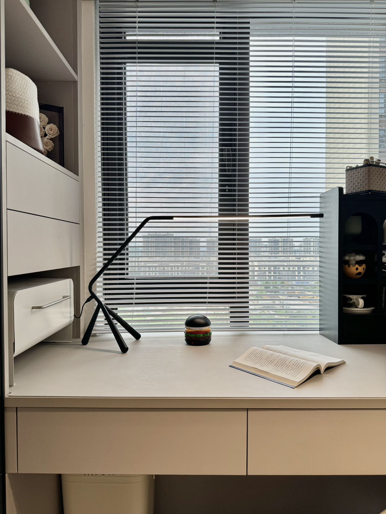 MINI MANTIS LED desk lamp, waive motion on/off switch and dimmer