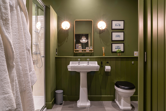 Upper Heights - Guest Bathroom