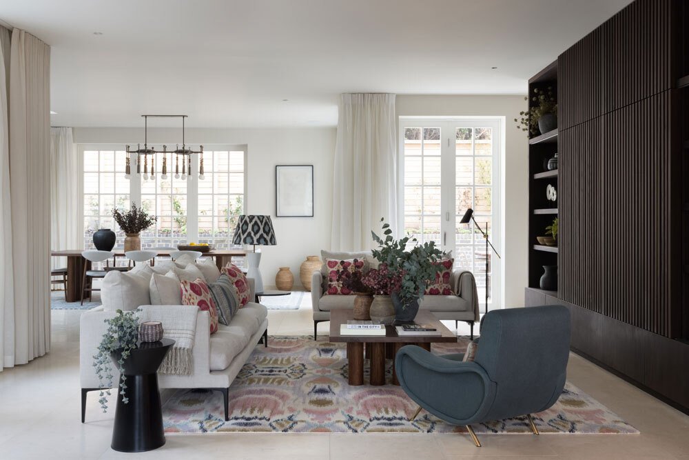 Living rooma area with seating