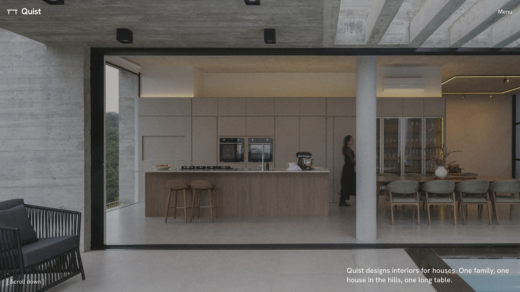 Home page of the Quist website: an open kitchen and dining room in a concrete house in the hills