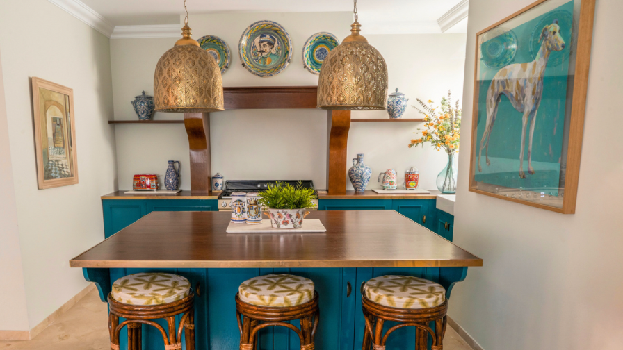 bespoke kitchen design, farrow & ball vardo , handpainted ceramics , kitchen vardo island 