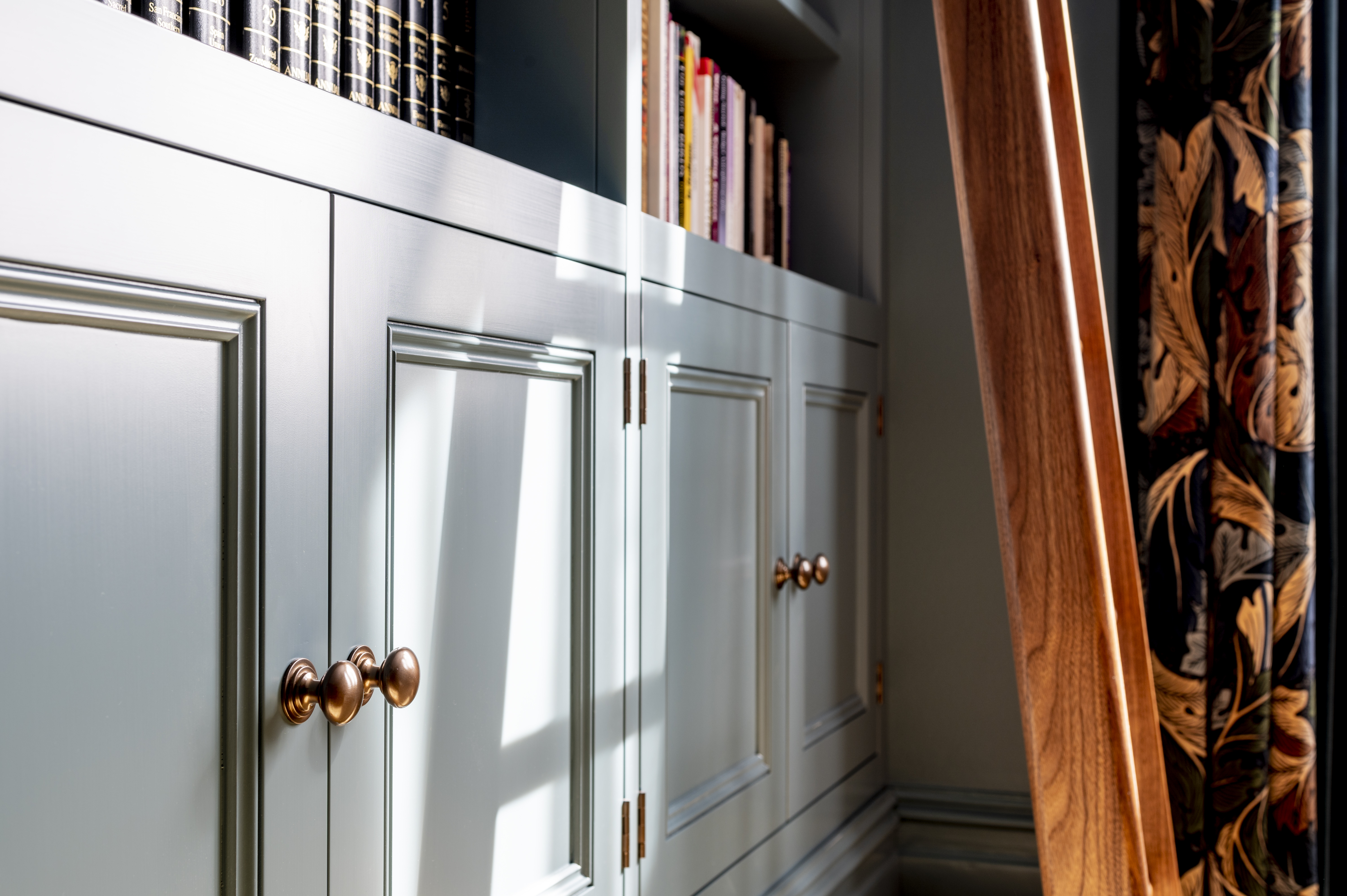 Traditional bespoke library detailing by Williams Ridout