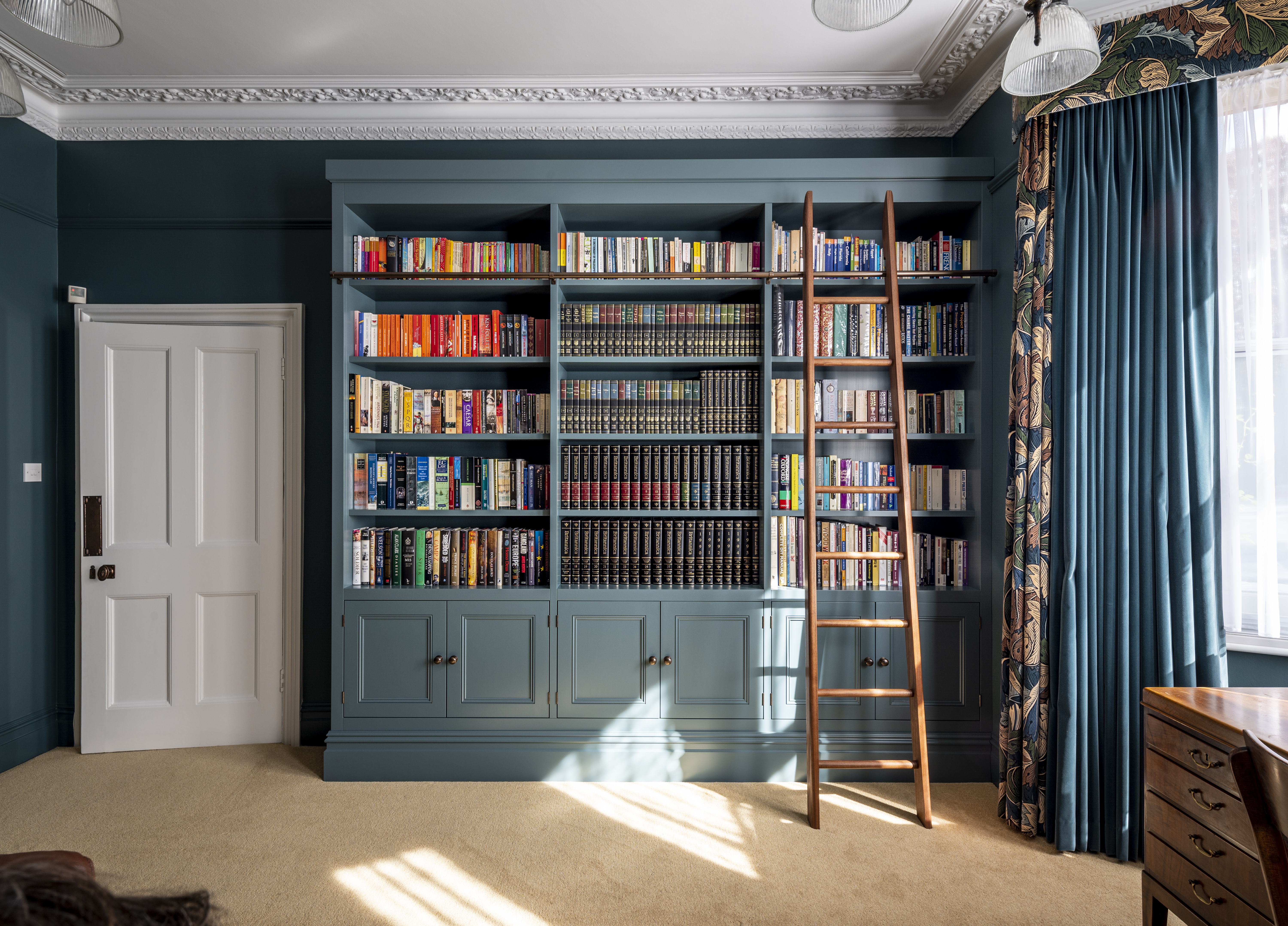 Bespoke traditional library by Williams Ridout