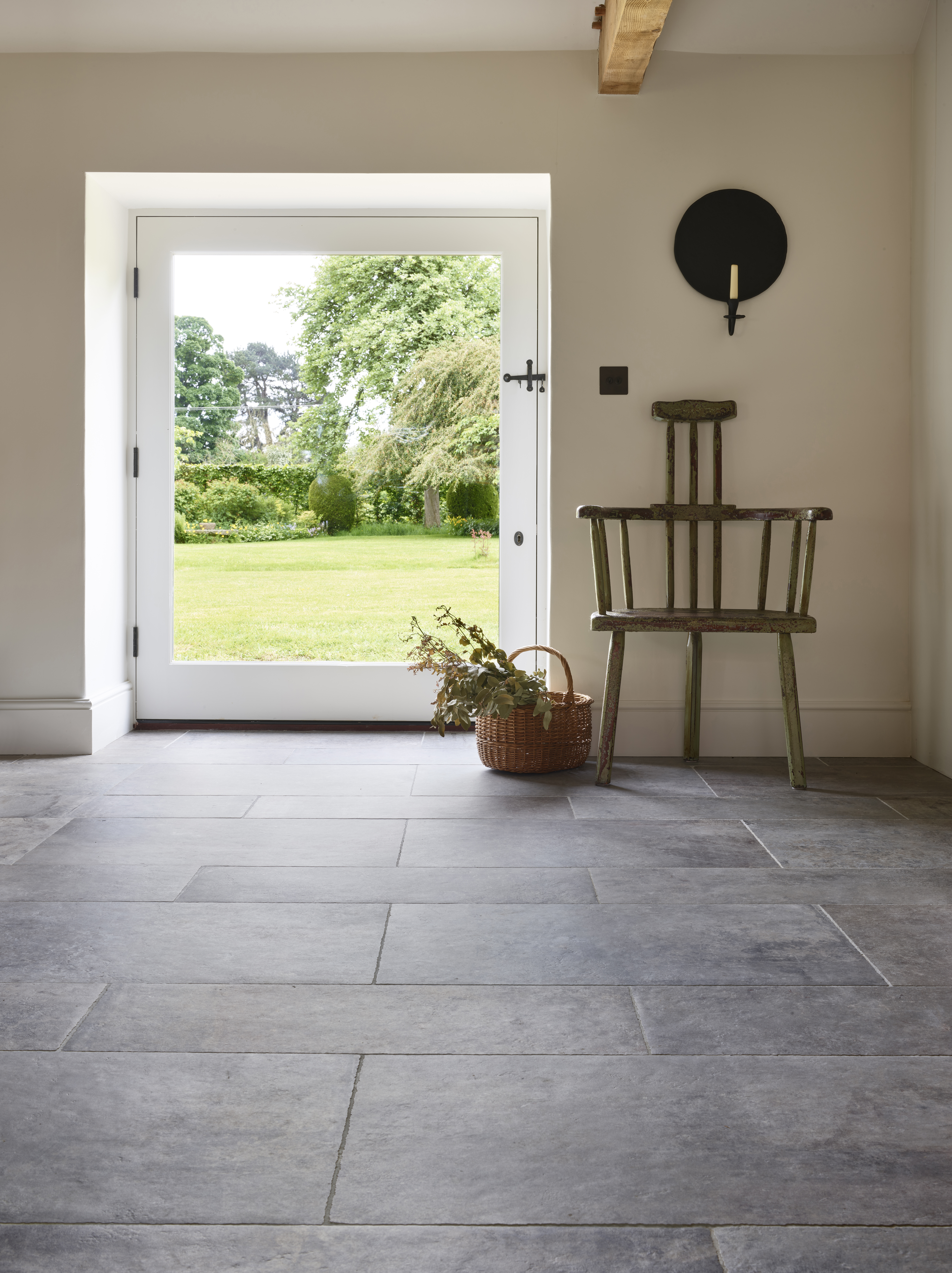 Stone porcelain floor provided by Lapicida in client home