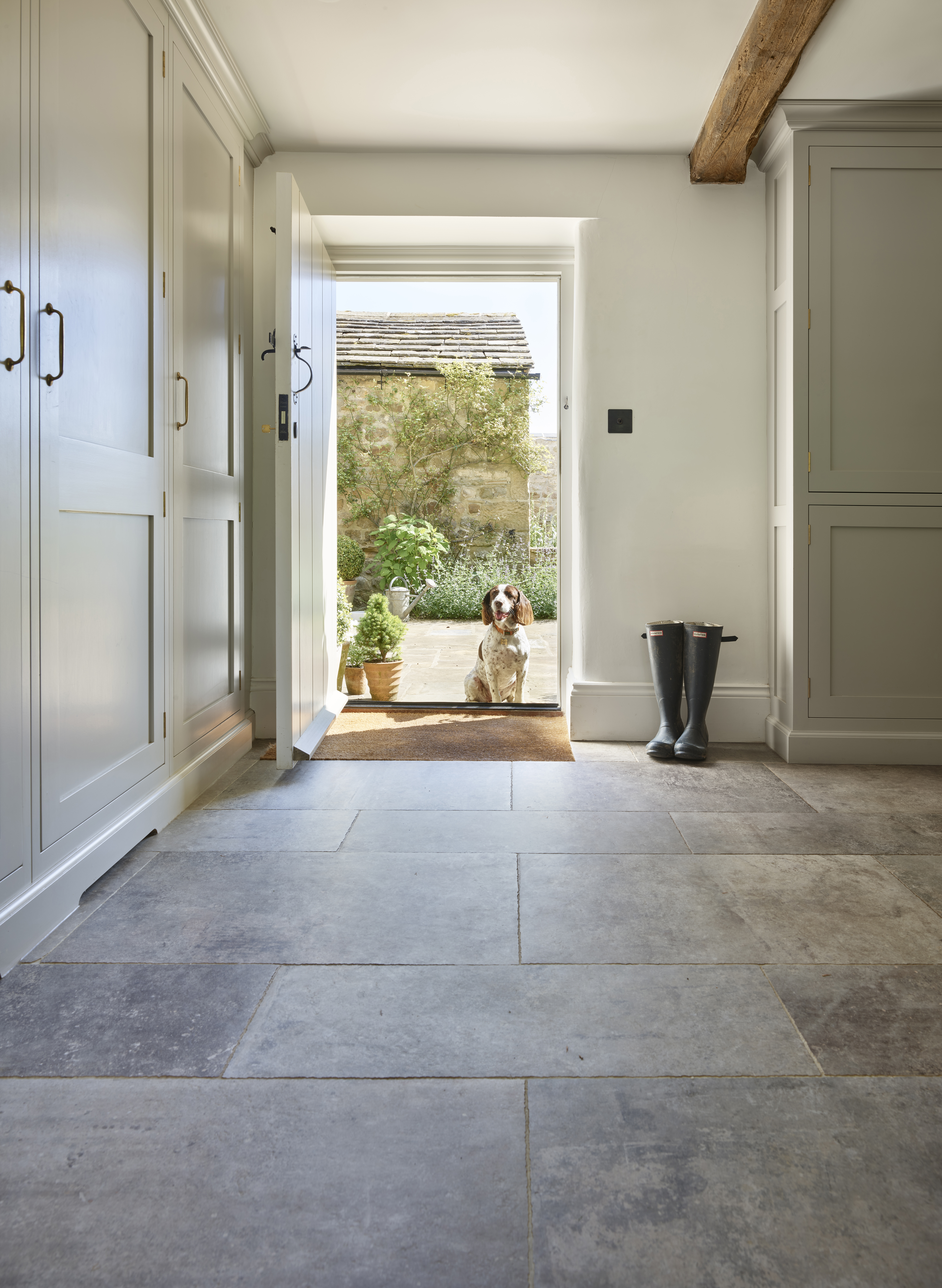 Stone porcelain floor provided by Lapicida in client hallway