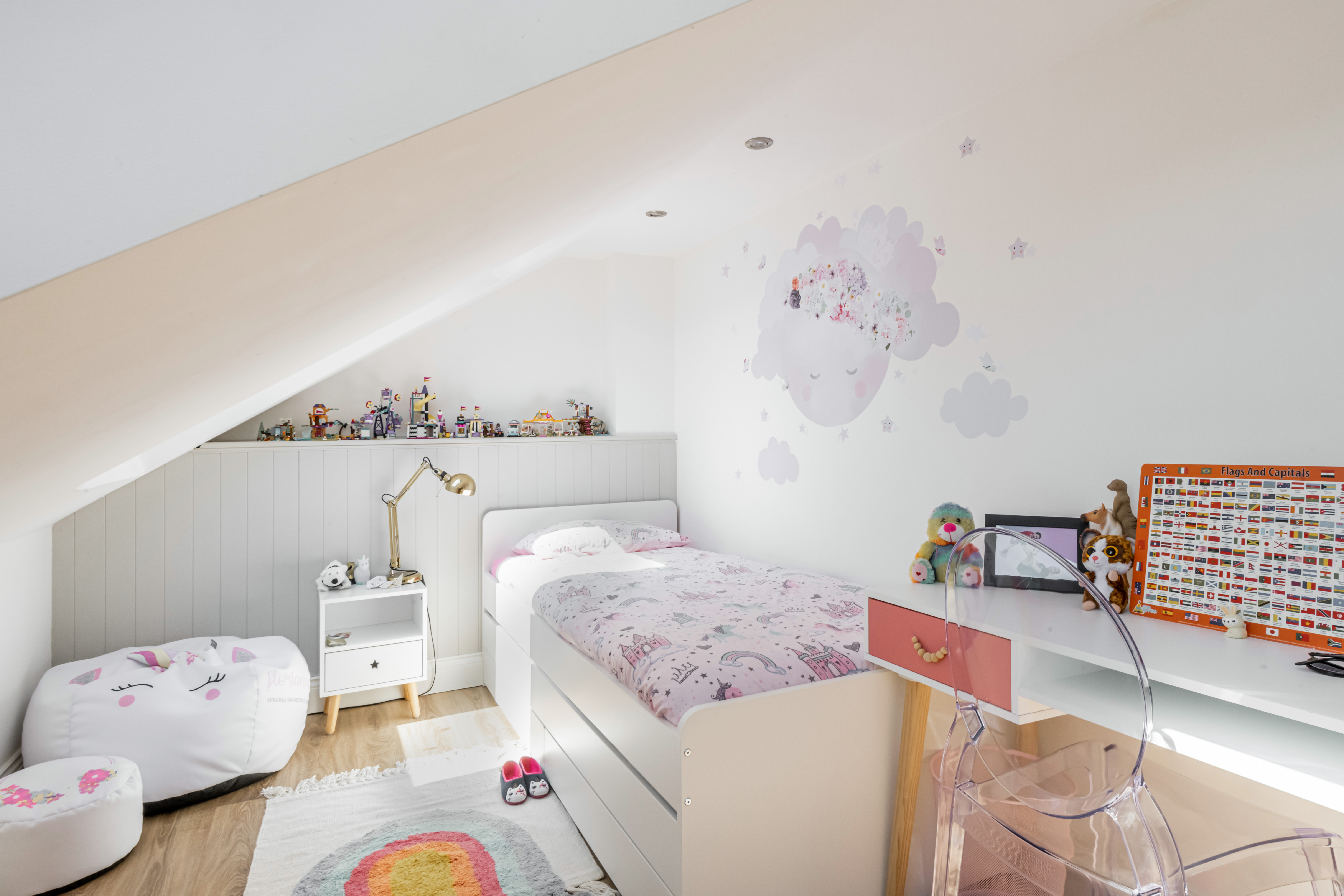 White and unicorn kid bedroom 