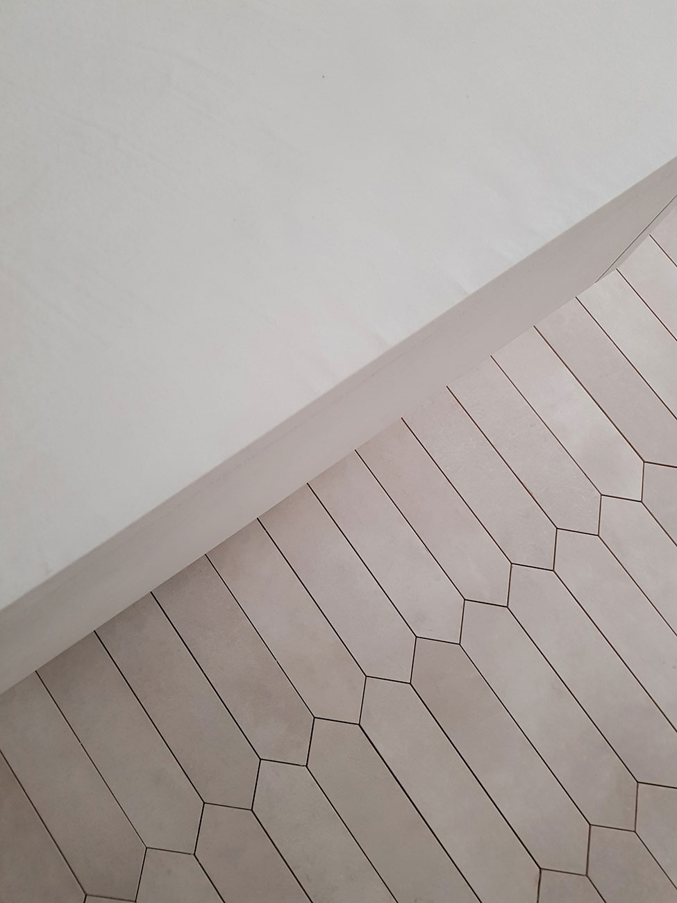 Geometeric minimalist tile