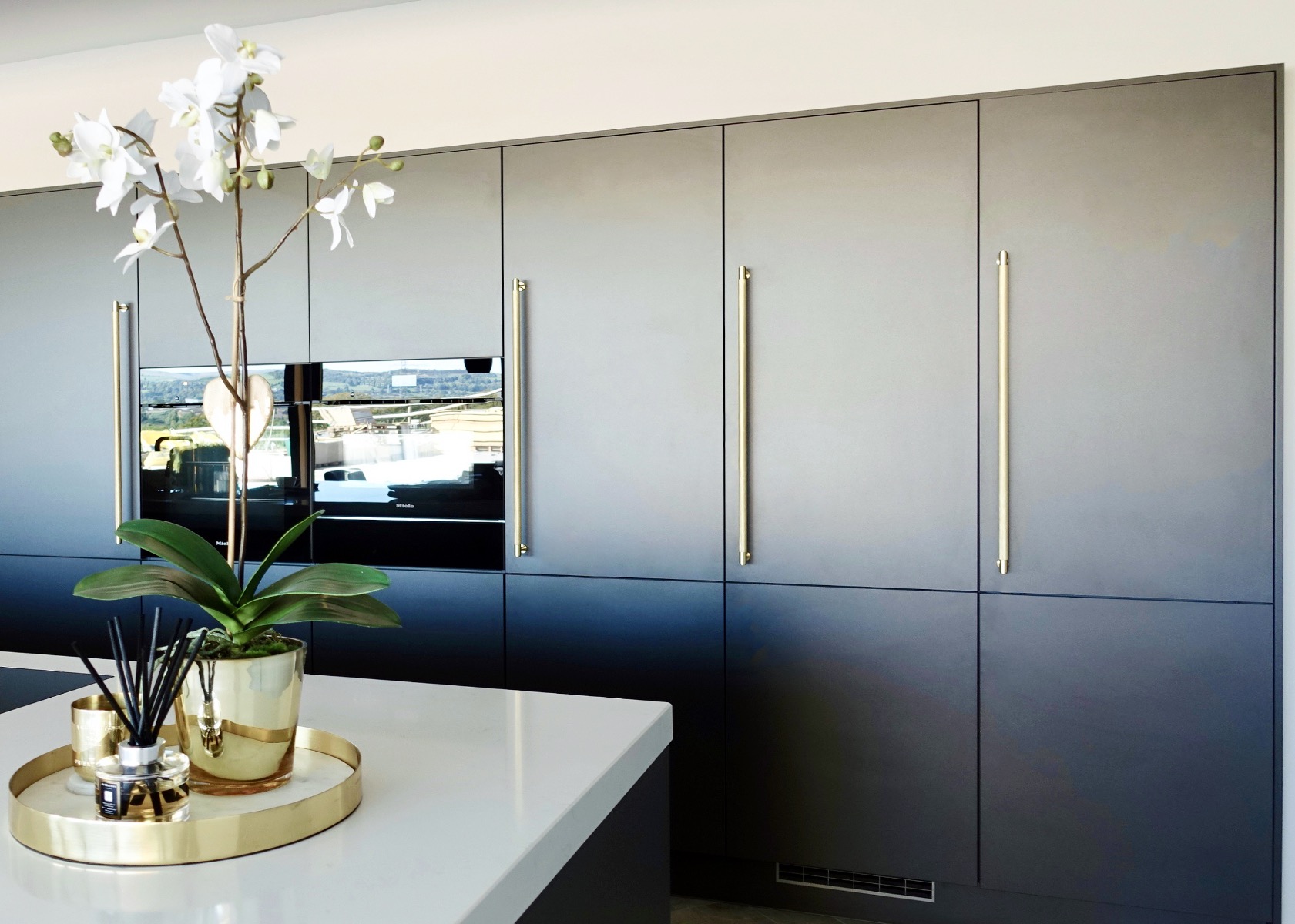 Dark blue contemporary kitchen with gold handles