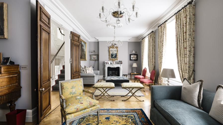 The formal drawing room mixes Art Deco, Chinoiserie and 1940's Italian Lighitng