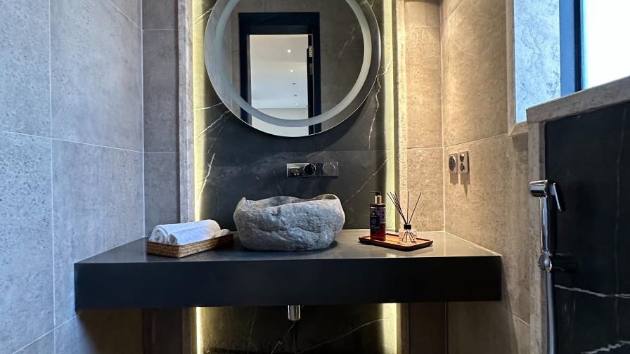 hotel chic powder room 3