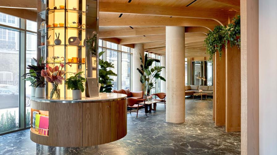 In the lobby of the hotel, Aosta Green Marble adds a discreet and sophisticated touch of luxury.