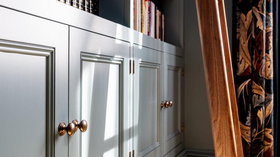 Traditional bespoke library detailing by Williams Ridout