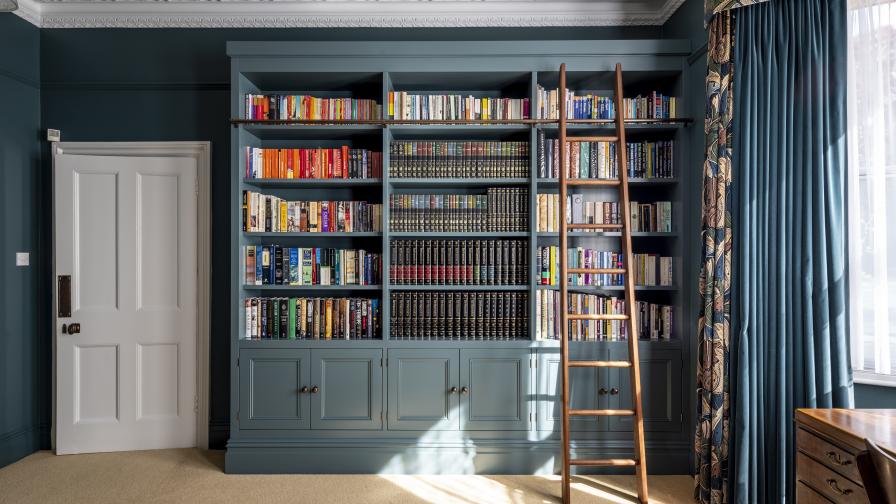 Bespoke traditional library by Williams Ridout