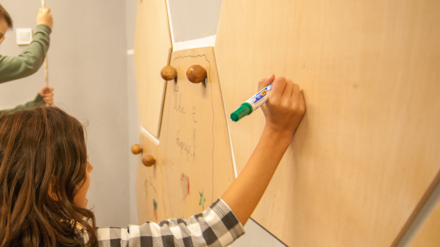 ESCREO Writable Surfaces In Action At School