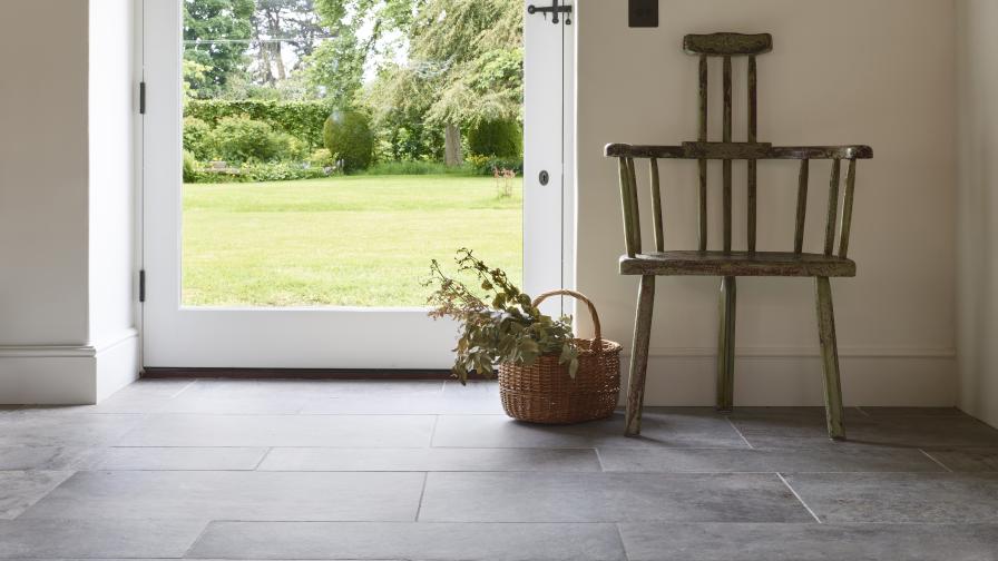 Stone porcelain floor provided by Lapicida in client home