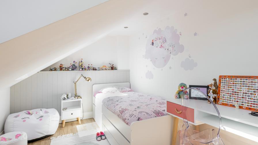 White and unicorn kid bedroom 