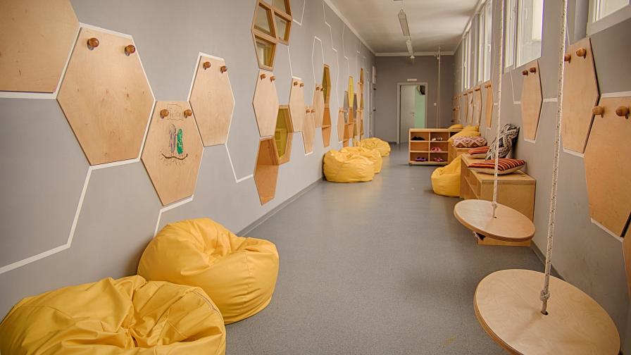 Primary School Hallway With ESCREO Writable Surfaces