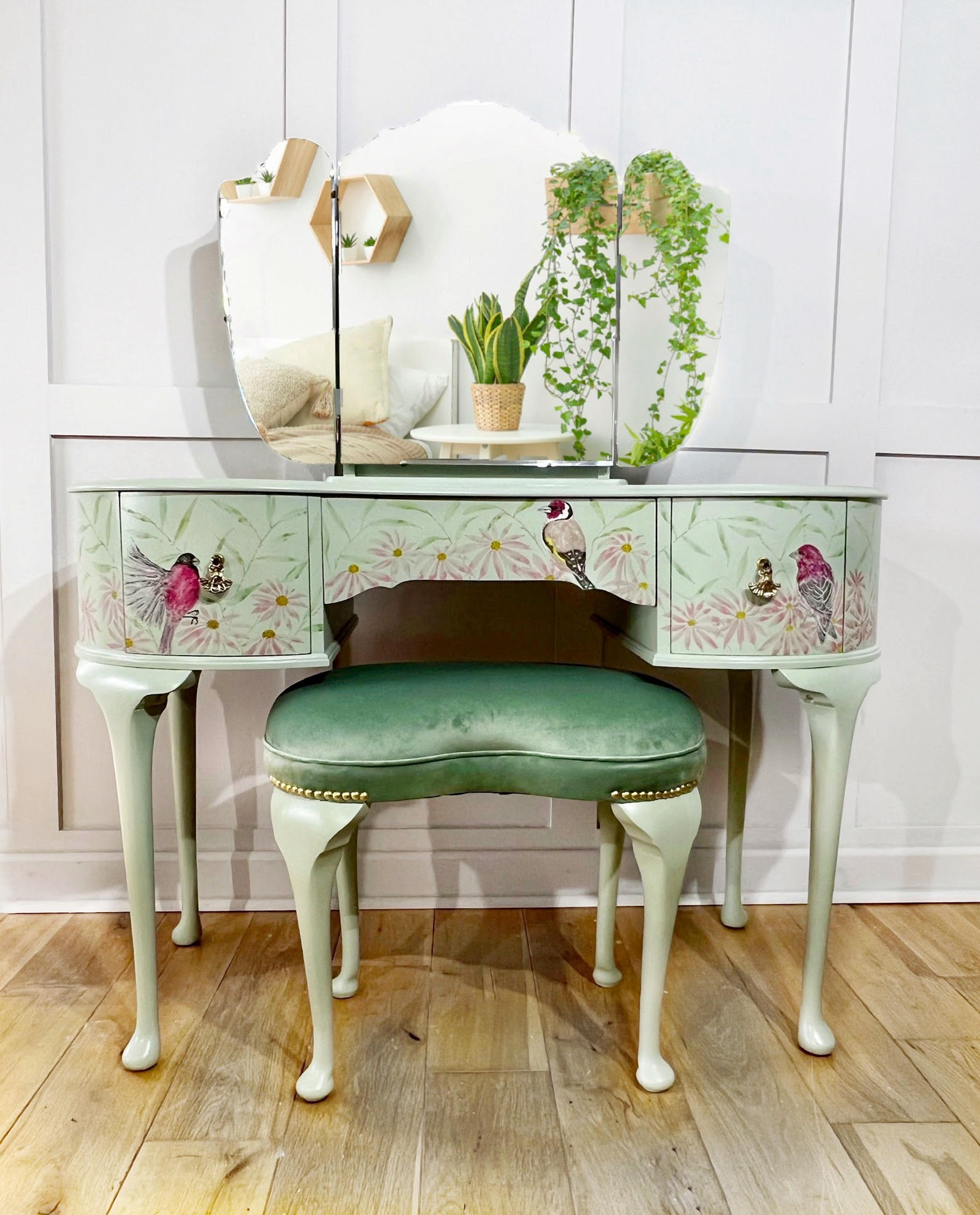 Traditional Dressing Table with Hand-painted Garden Birds motif 